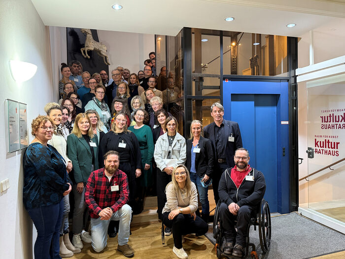 Gruppenbild der sächsischen Denkmalpfleger während ihres Arbeitstreffens im Kulturrathaus Dresden