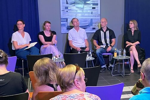 Podiumsdiskussion in der Blauen Fabrik: Svea Duwe, Dr. Caroline Förster, Dr. Jörg Bochow, Prof. Jörg Scheller, Bürgermeisterin Annekatrin Klepsch (v.l.n.r.)