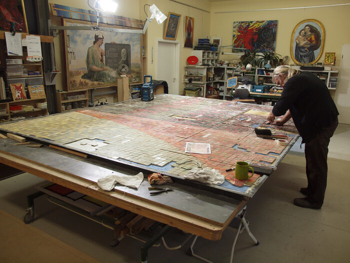 Restaurator Klaus-Peter Dyroff bei der Arbeit im Atelier: Restaurierung eines von 30 Modulen des Wandmosaiks "Mutter und Kind" von Siegfried Schade