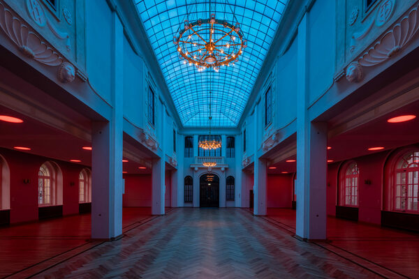 LED-Lichtsegel und illuminierte Seitenschiffe im Löwensaal Dresden