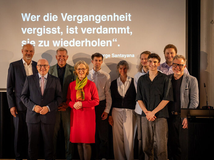 Staatsministerin Regina Kraushaar mit den Preisträgern des sächsischen Kinder- und Jugenddenkmalpreises 2025 sowie den weiteren Gratulanten