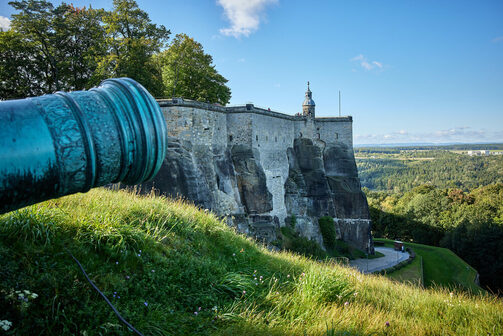 Kanone im Vordergrund - Blick zur Festungsmauer - und in die Weite der Landschaft