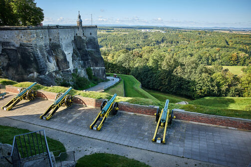 Blick von der Festung Königstein mit Kanonen im Vordergrund