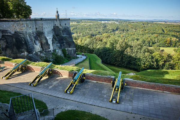 Blick von der Festung Königstein mit Kanonen im Vordergrund