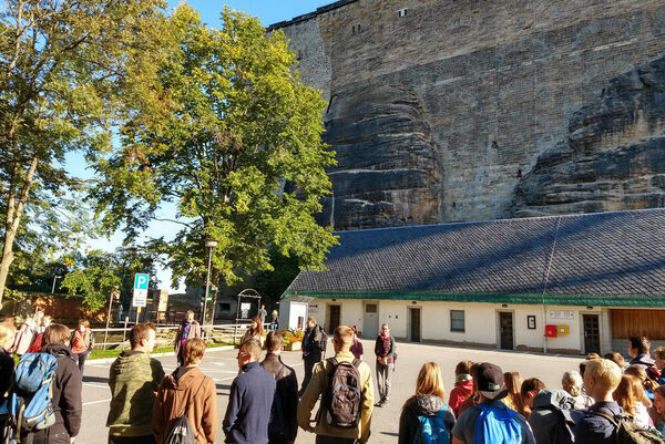 Eintreffen der beteiligten Schülerinnen und Schüler am Fuße der Festung Königstein
