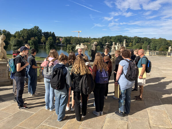 Jugendgruppe am Schloss Moritzburg mit Blick auf den Karpfenteich