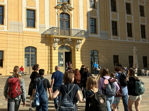 Jugendgruppe vor dem Portal des Schlosses Moritzburg