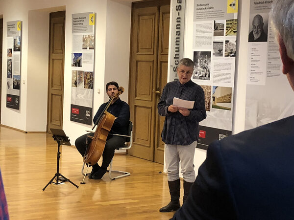 Jakoba Kracht-Rehn bei ihrem Vortrag über die Künstler Karl-Heinz Adler und Friedrich Kracht