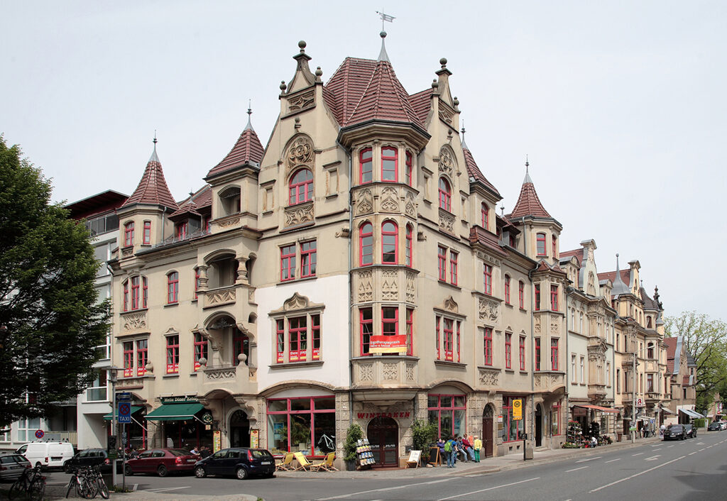 Städtische Blockrandbebauung der Gründerzeit zeigt das Woh- und Geschäftshausensemble am F.-C.-Weiskopf-Platz
