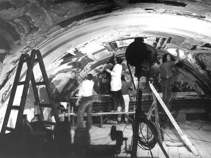 Bei der Ausmalung der Decke der Semperoper im Jahr 1985