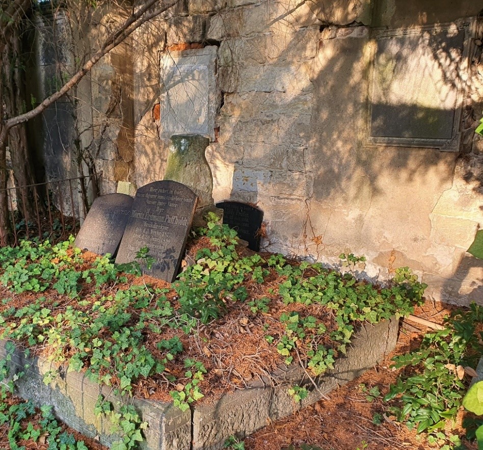 Grabstelle Puffholdt auf dem Trinitatisfriedhof