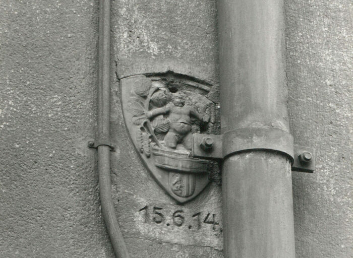 Wappen des Architekten Hans Erlwein. Terrakotta an der Südostseite des Erlweinspeichers