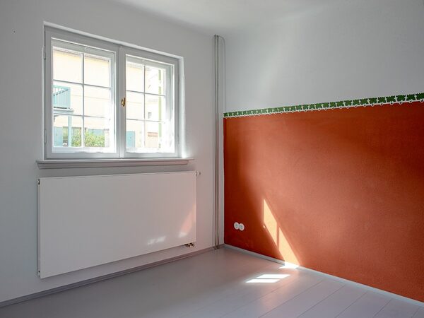 Wandbordüre, Dielenboden, Fenster mit Original-Fensterknauf