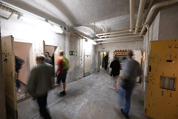 Gedenkstätte Bautzner Straße. Besucherinnen und Besucher erkunden die ehemaligen Zellen.