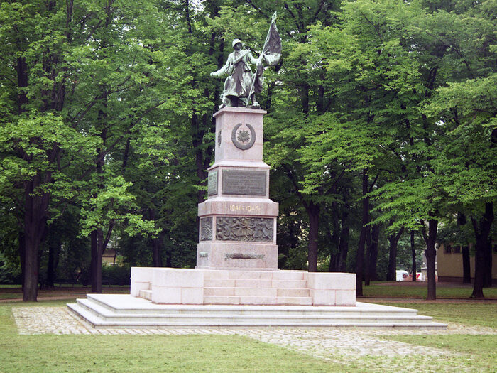 Darstellung des Sowjetischen Ehrenmales am Olbrichtplatz um 1994