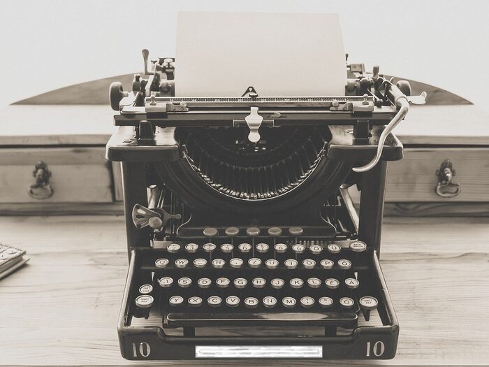 Schreibmaschine mit eingespanntem, leeren Papierblatt