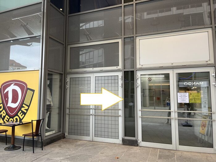 Seiteneingang für Termine zwischen 9 und 10 Uhr