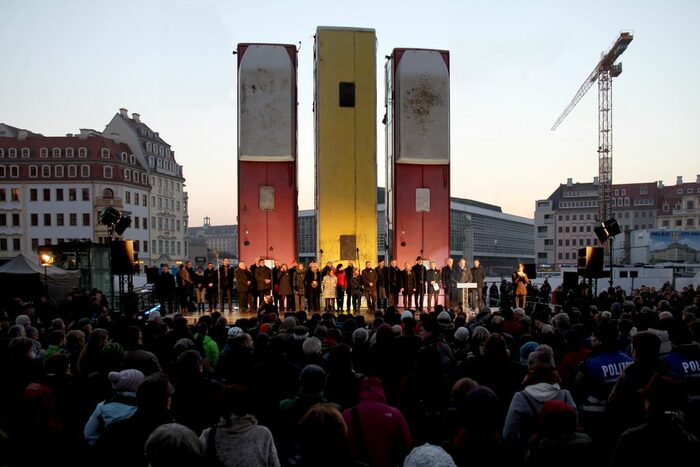 Kunstinstallation mit drei Bussen senkrecht aufgestellt: "Monument" von Manaf Halbouni auf dem Dresdner Neumarkt: Ein Auslöser für Debatten über Kunst, Politik und Zeitgeschehen.