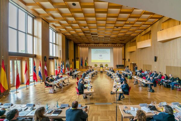 Blick in den Plenarsaal des Neuen Dresdner Rathauses mit dem runden Tisch und allen Teilnehmern des Internationalen Dresden Dialoges