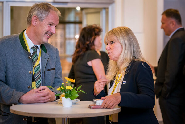 Teilnehmer im Pausengespräch