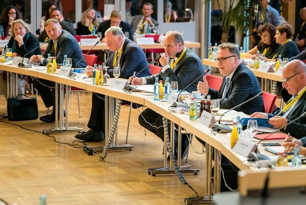 Blick auf Teilnehmer des runden Tisches im Plenarsaal des Neuen Dresdner Rathauses