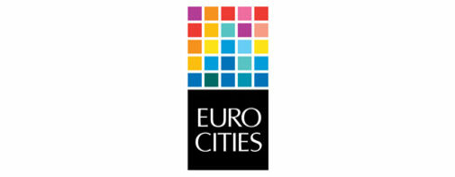 Logo mit der Aufschrift "EUROCITIES" auf schwarzem Hintergrund, darüber bunte Würfelzeilen