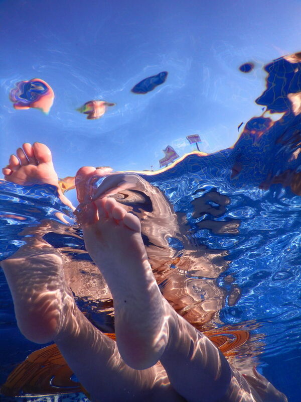 Kunstwerk von Babette Réziciner: Unterwasserfotografie von Füßen