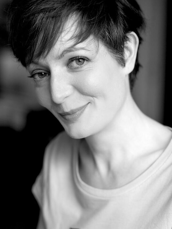 Portraitfoto von Jeanne Bischoff in schwarz-weiß