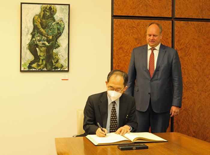 Der japanische Botschafter beim Eintrag ins Goldene Buch der Stadt Dresden, neben ihm Oberbürgermeister Hilbert