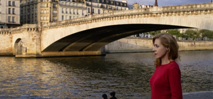 Agnès Poirier vor einer Brücke in Paris 