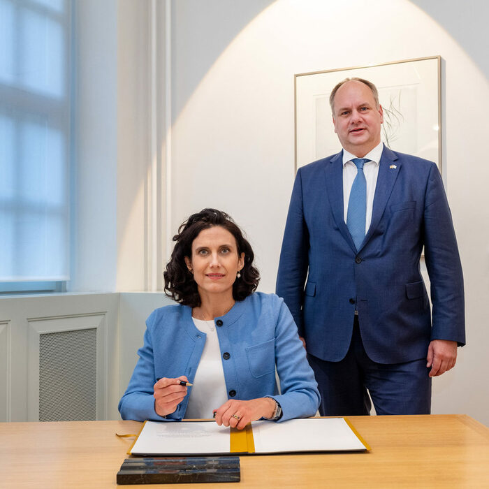 Eliad Moreh-Rosenberg trägt sich in Gästebuch ein, rechts neben ihr Oberbürgermeister Dirk Hilbert