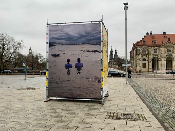 Kunstplakat mit Fotomotiv zwei Menschen im Fluss