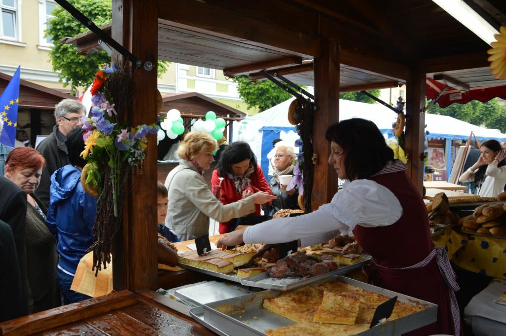 Gostyner probieren Dresdner Eierschecke an einem Marktstand