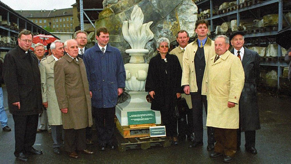 Delegation aus Gostyn bei der Übergabe der Flammenvase im April 1999 auf der Baustelle der Frauenk