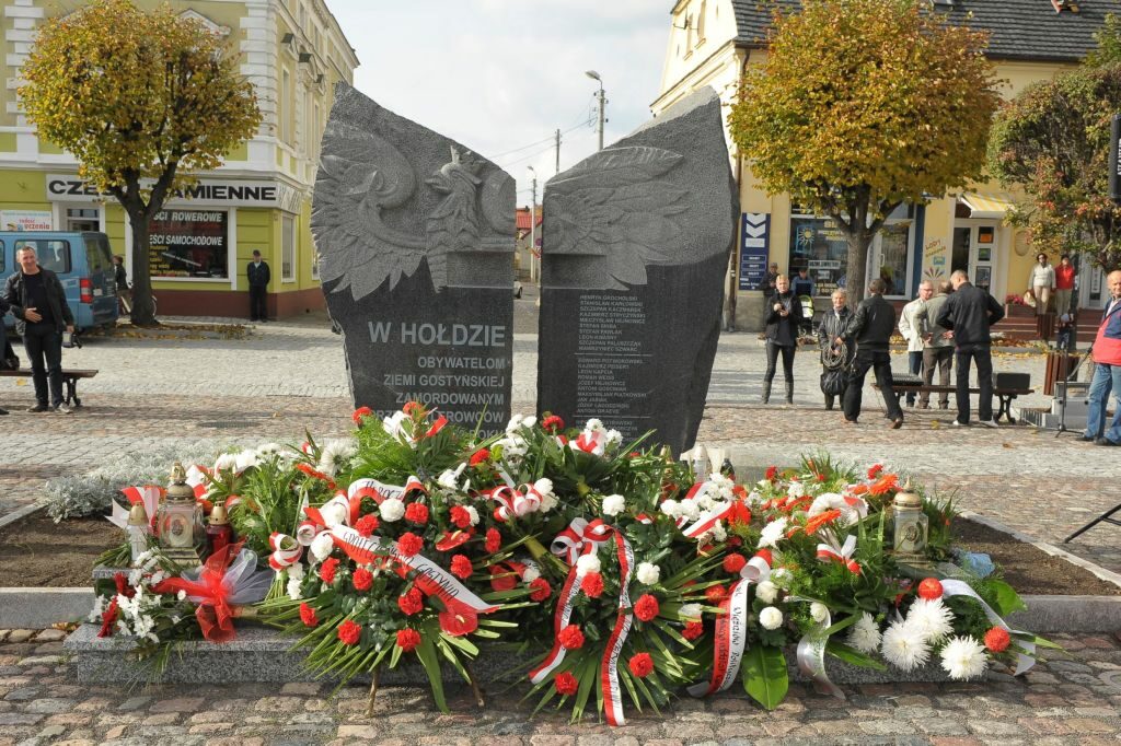 Gedenkstein auf dem Markt in Gostyn mit Blumenmeer
