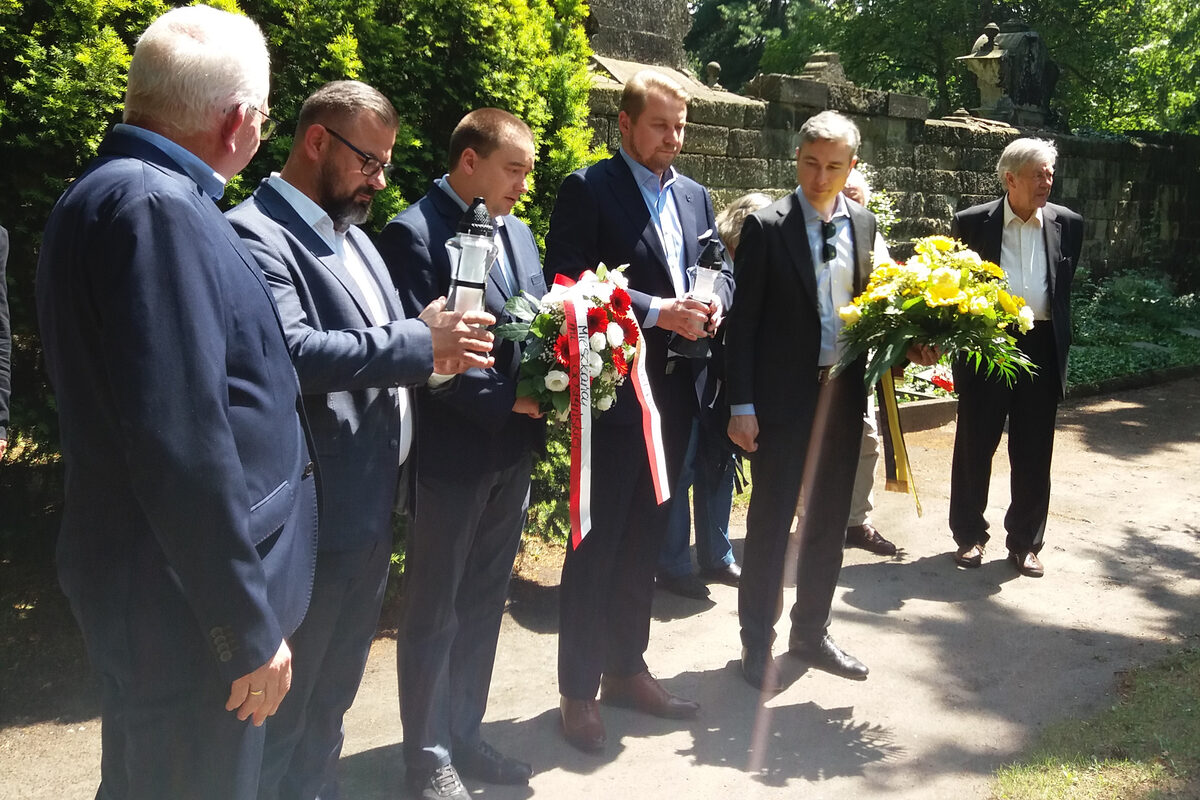 26. Juni 2023: Die Bürgermeister Stephan Kühn und Jerzy Kulak an der Spitze einer Gostyner Delegation beim Gedenken auf dem Neuen Katholischen Friedhof