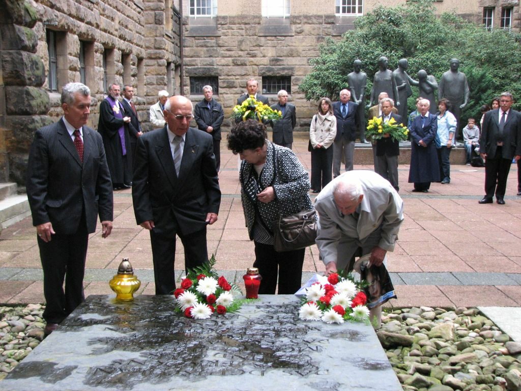 Der ehemalige Häftling Marian Sobkowiak (gestorben 2017) und Kombattanten aus Gostyń beim Niederlegen von Blumen in der Gedenkstätte