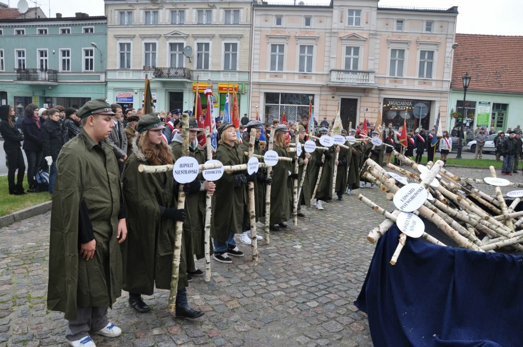 Junge Soldaten beim Gedenken am 21. Oktober auf dem Marktplatz in Gostyń