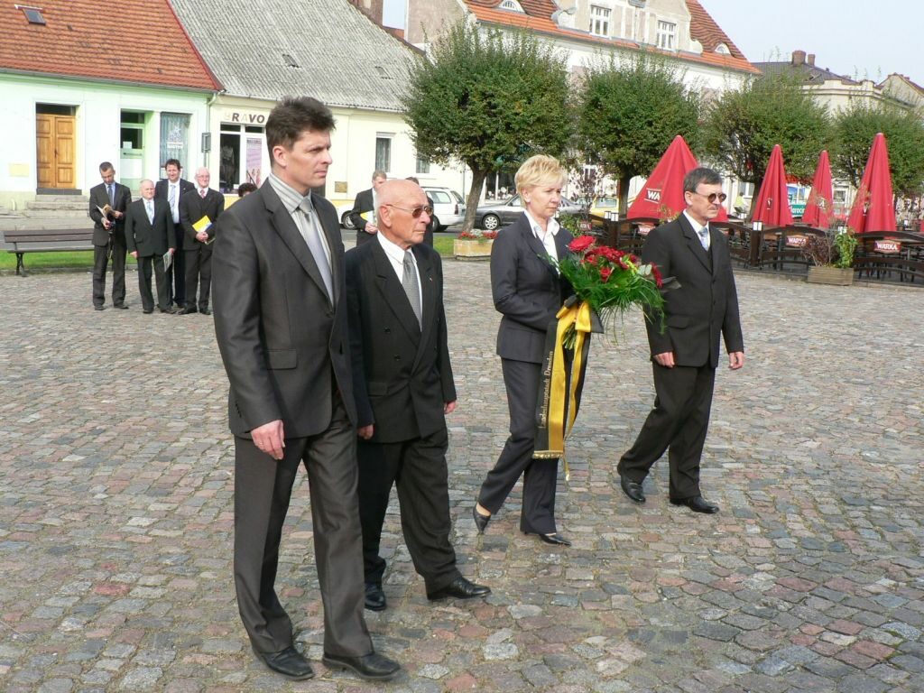 Vertreter der Städte Gostyń und Dresden gedenken gemeinsam auf dem Gostyner Marktplatz
