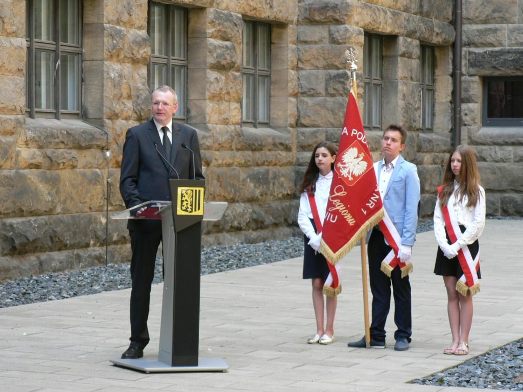 Dresdens Erster Bürgermeister Detlef Sittel spricht Worte der Versöhnung und Freundschaft, neben ihm stehen Schülerinnen und Schüler mit der Fahne ihrer Schule der "Schwarzen Legion"