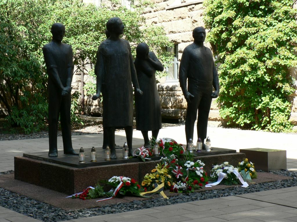 Blumen und Kerzen am Denkmal im Innenhof der Gedenkstätte