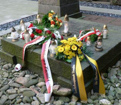 Blumen in der Gedenkstätte Münchner Platz Dresden