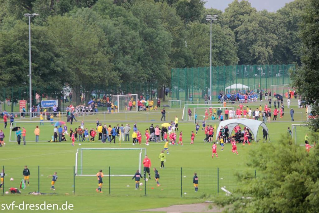 Fußball-Junioren machen sich beim Saxony Cup warm auf den Spielfeld