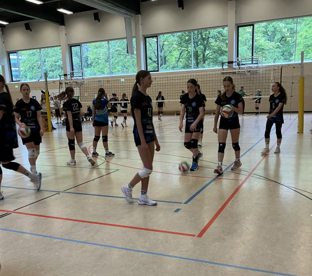 Mädchen beim Volleyball-Spielen