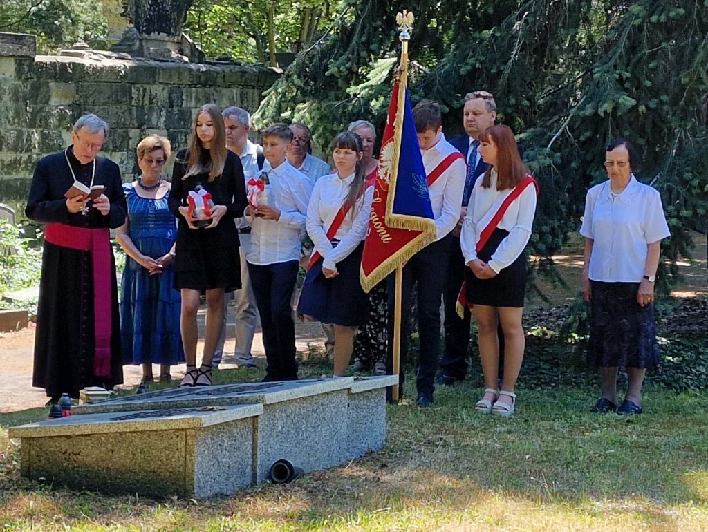 Gostyner Schülergruppe am Gedenkstein auf dem Friedhof