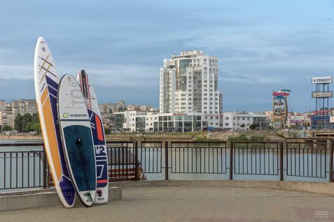 Stadtansicht mit Surfebretttern im Vordergrund