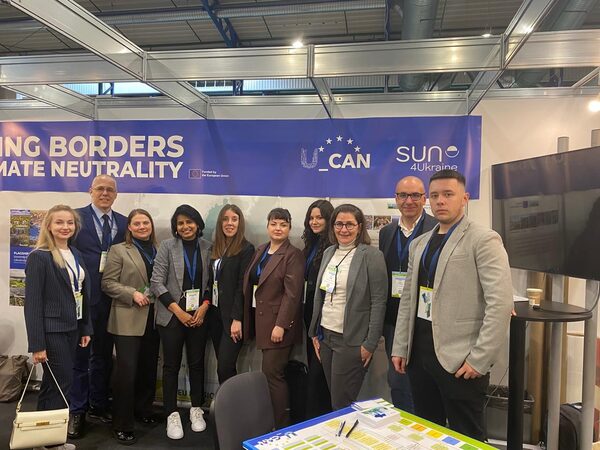 Das U_CAN-Team am Ukraine-Clusters-Stand, Cities Mission Conference 2025