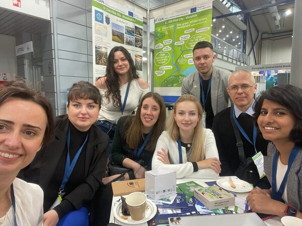 Das U_CAN-Team am Ukraine-Clusters-Stand, Cities Mission Conference 2025