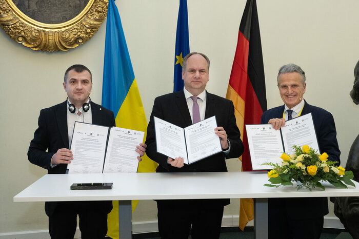 Die Oberbürgermeister von Chemlnyzkyj, Dresden und Stuttgart präsentieren die am 5.3.2024 unterzeichnete Vereinbarung zur "Gemeinsamen Solidaritätspartnerschaft