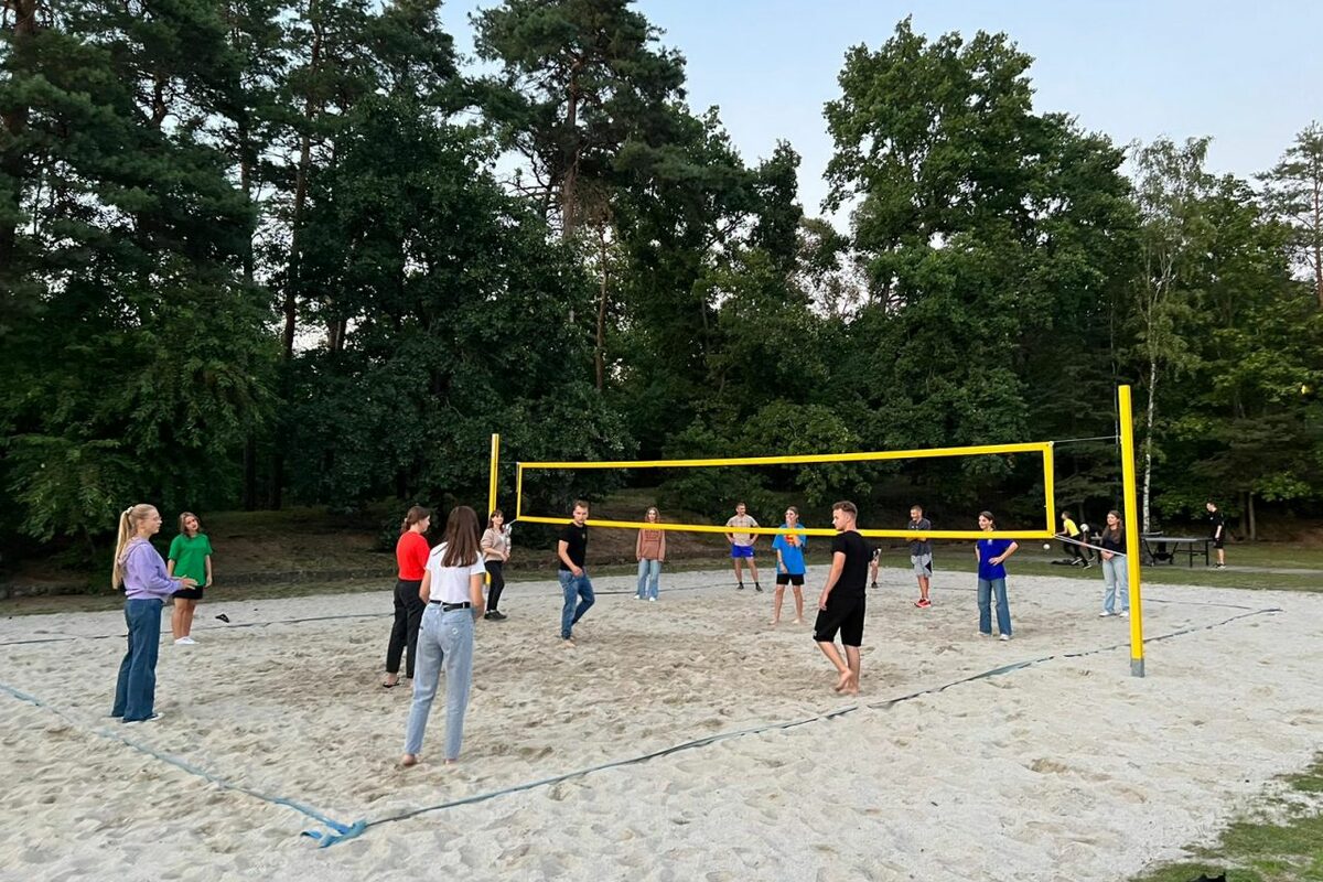 Gruppe beim Volleyball-Spielen